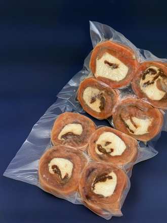 Рулет из нерки с творожным сыром и вялеными томатами