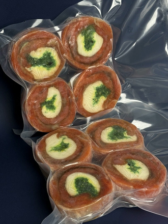 Рулет из нерки с творожным сыром и чукой