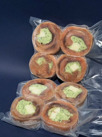 Рулет из кеты с творожным сыром, моцареллой и шпинатом